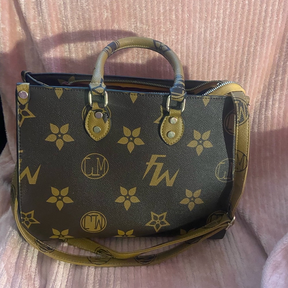 Stylish Black and Gold Handbag